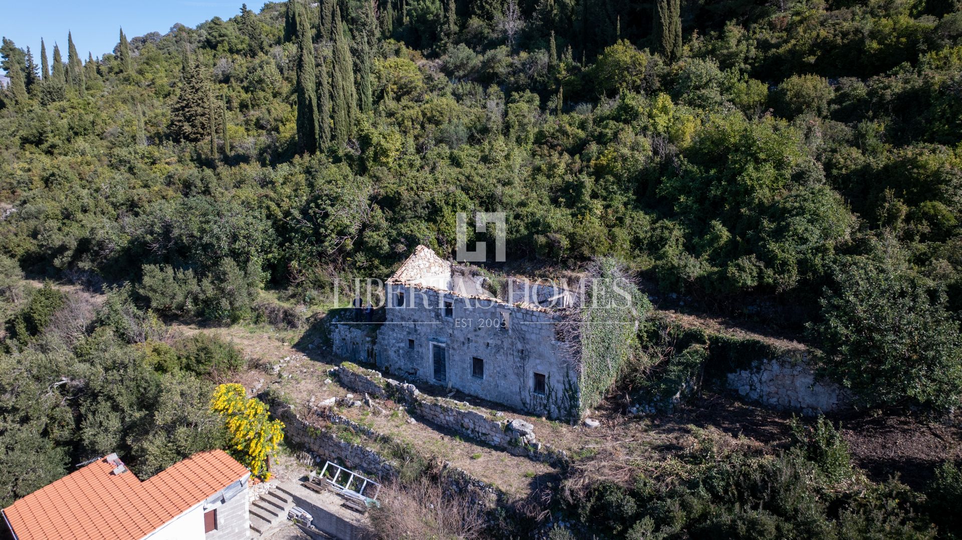 EXCLUSIVE SALE/ Ruined stone house with a large plot of land on the
